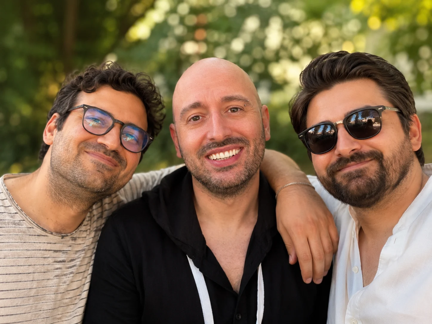 Diego Odello con due amici e soci in un ritratto informale all’aperto